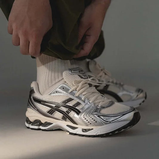 Waarom de ASICS Gel-Kayano 14 Cream Black Metallic Plum zo uniek is binnen de Kayano collectie