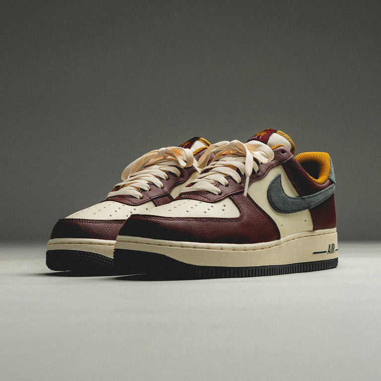 Nike Air Force 1 Low '07 LV8 Dunkel Team Rot Vintage Grün