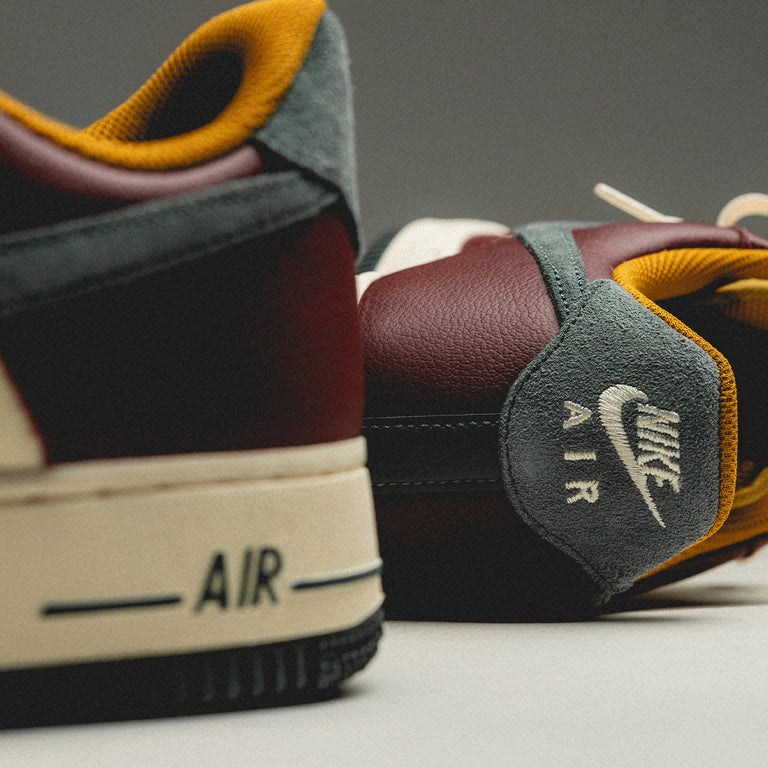 Nike Air Force 1 Low '07 LV8 Dunkel Team Rot Vintage Grün