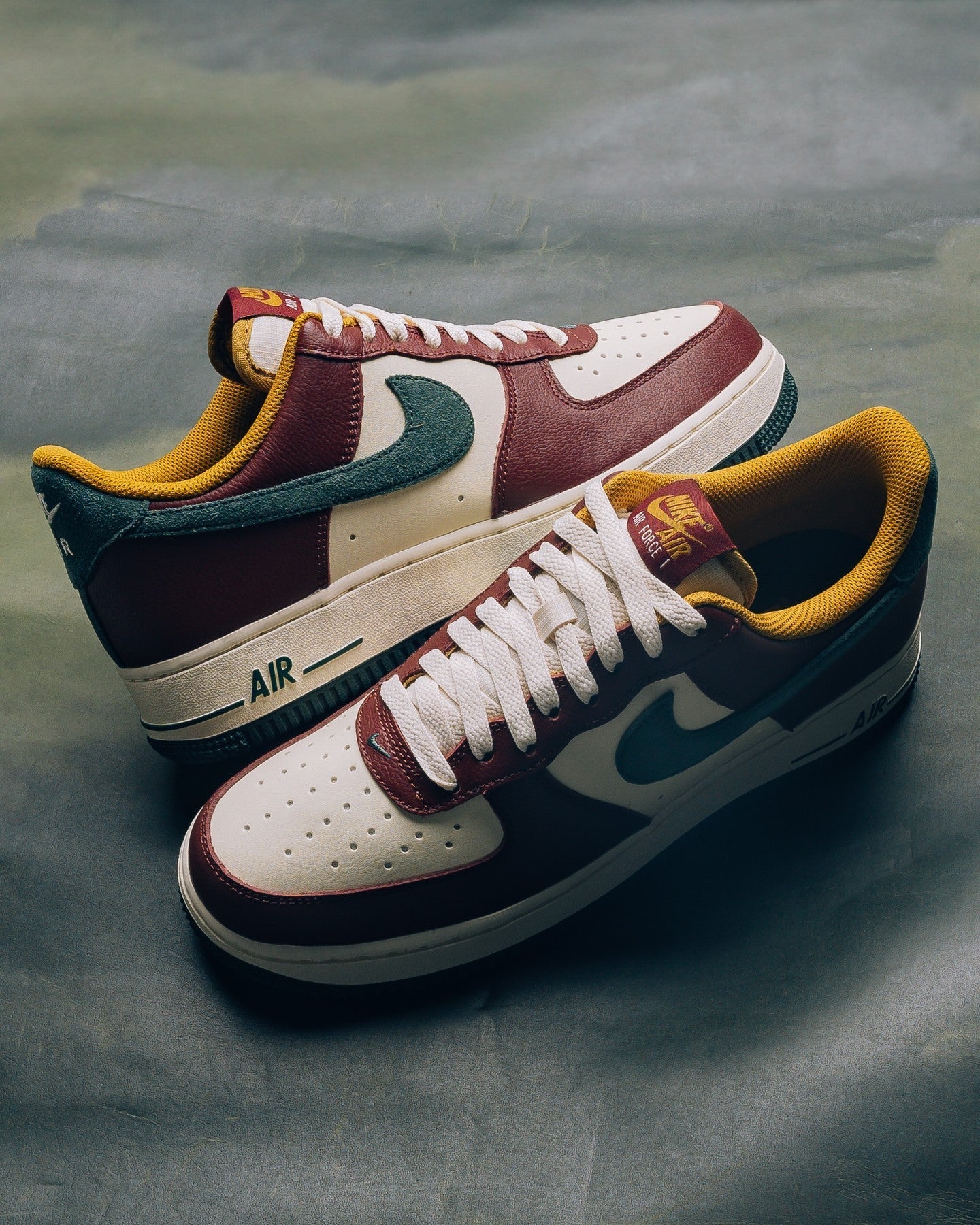 Nike Air Force 1 Low '07 LV8 Dunkel Team Rot Vintage Grün