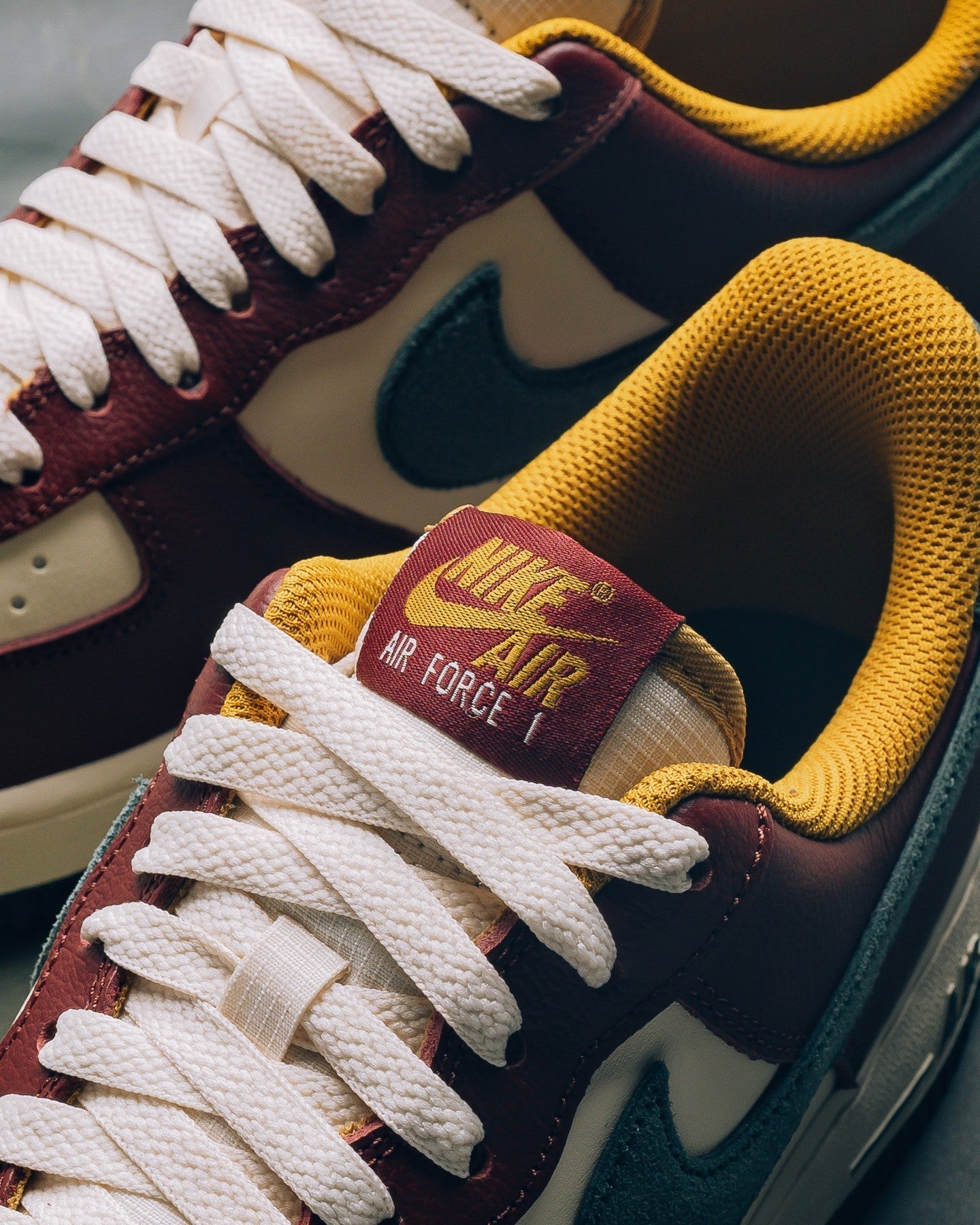 Nike Air Force 1 Low '07 LV8 Dunkel Team Rot Vintage Grün