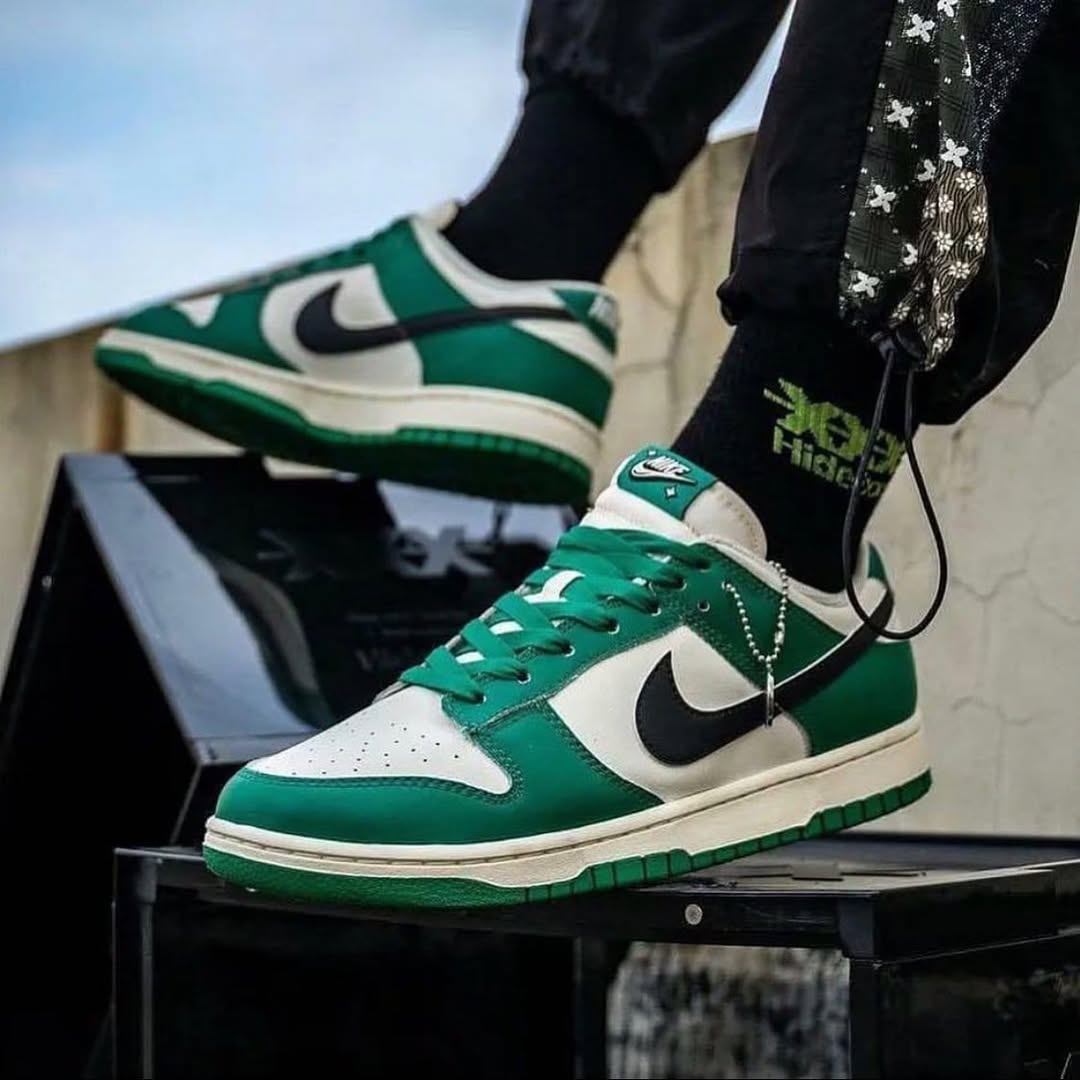 Nike Dunk Low SE Lotteriegrün Blasses Elfenbein