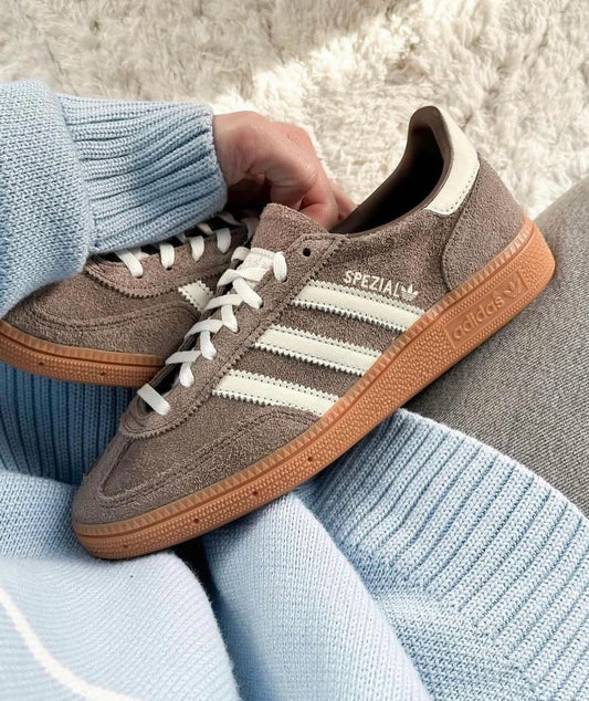 Adidas Handball Spezial Earth Strata is de retro sneaker die alles combineert wat je zoekt
