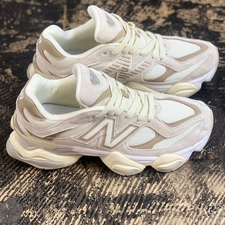 Waarom kiezen voor de New Balance 9060 Driftwood of Quartz? Vergelijk en vind jouw stijl