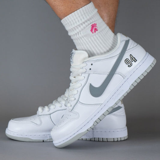 Nike SB Dunk Low Supreme 94 White Metallic Silver – Een minimalistische klassieker
