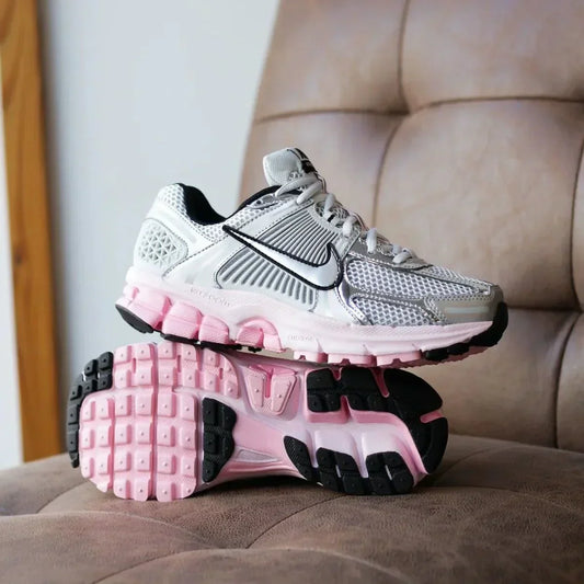 Nike Zoom Vomero 5 Photon Dust Pink Foam is de perfecte mix van tech en trend