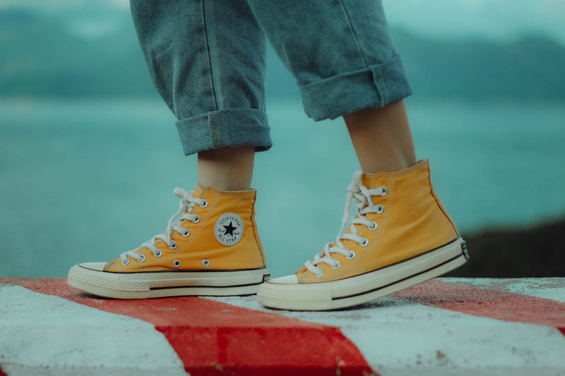 De beste manieren om trendy sneakers te combineren
