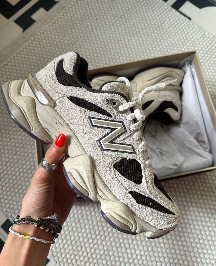 New Balance 9060 Sydney McLaughlin-Levrone Leinen Schwarz Kaffee