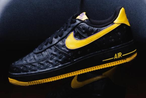 Nike Air Force 1 Low Kobe Bryant Lakers Away (nummerierte Auflage von 8000)