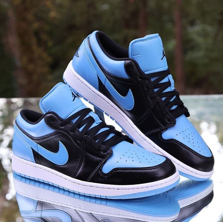 Air Jordan 1 Low Universitätsblau
