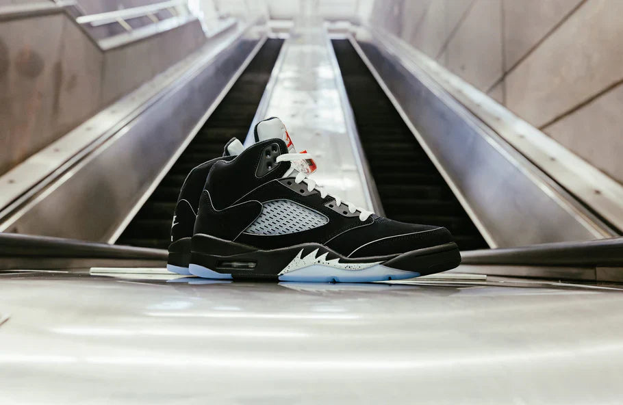 Air Jordan 5 Schwarz Metallic neu interpretiert