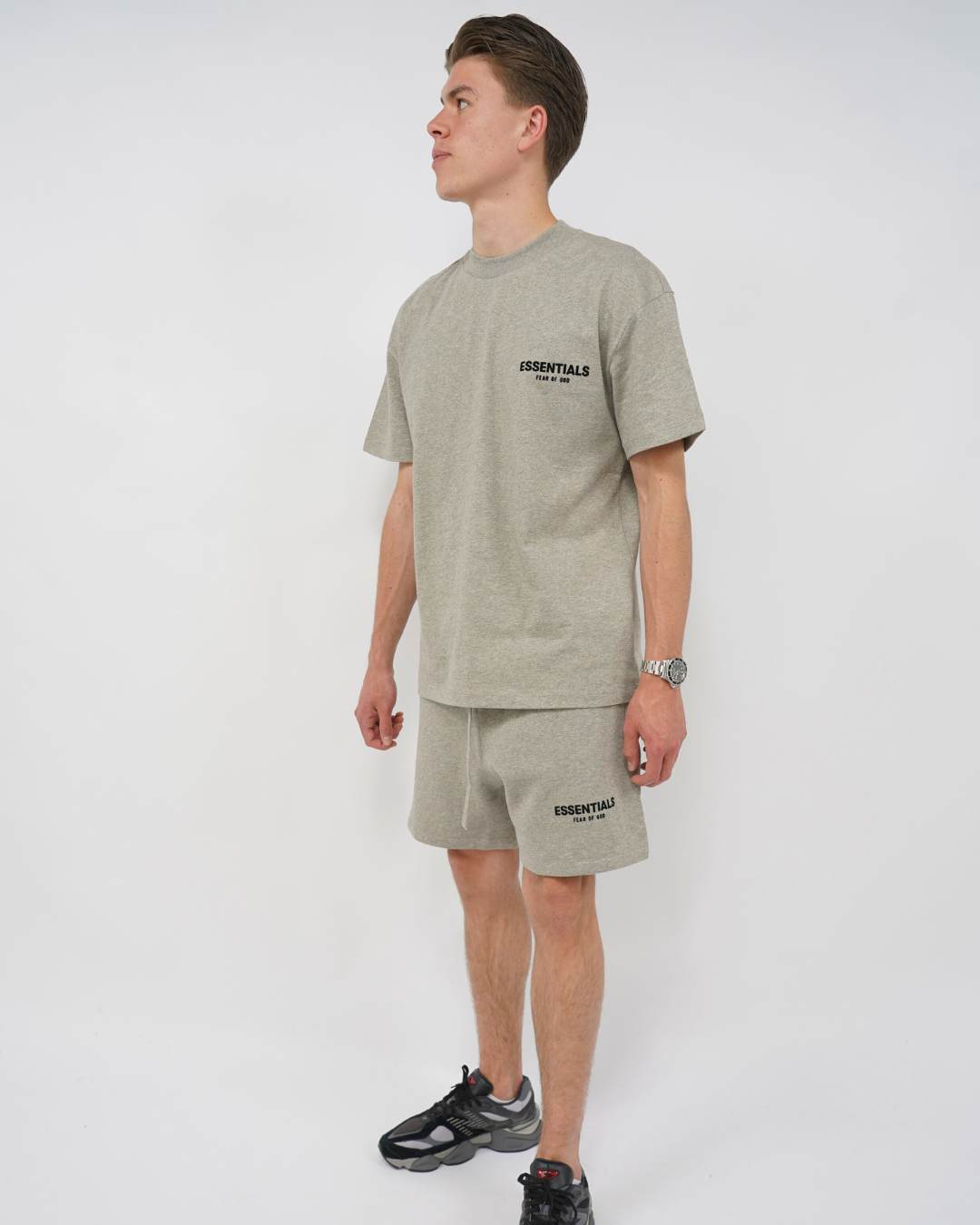 Fear of God Essentials Sommer-Set in Dunkelhaferflockenfarbe