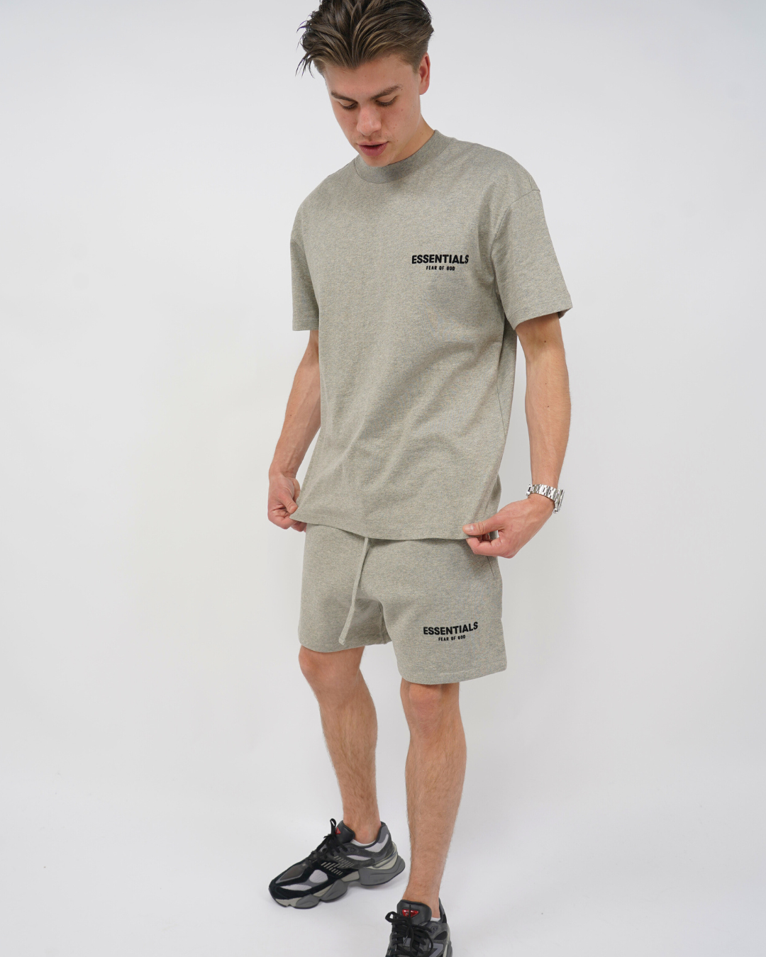 Fear of God Essentials Sommer-Set in Dunkelhaferflockenfarbe