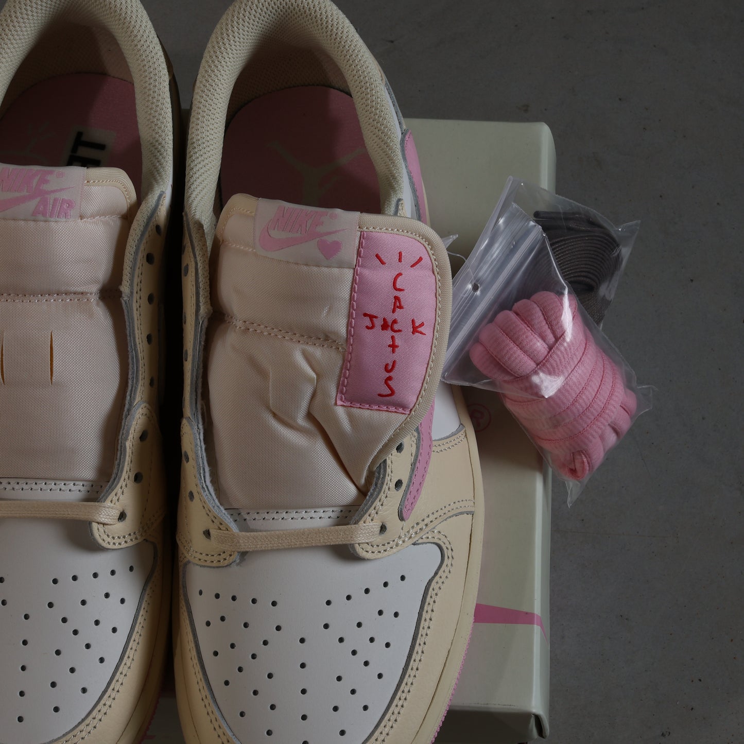 Nike Air Jordan 1 Retro Low OG SP Travis Scott Shy Pink