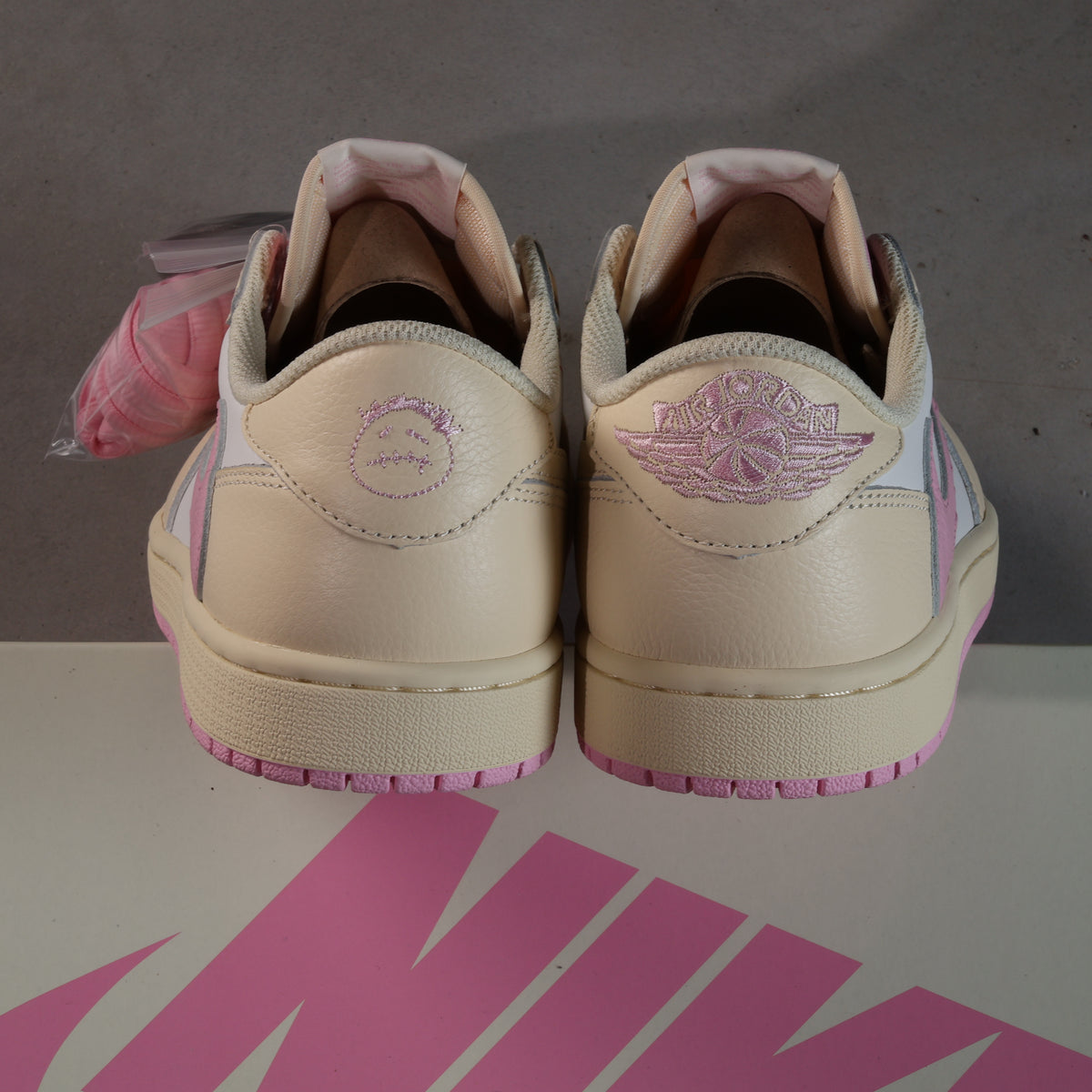 Nike Air Jordan 1 Retro Low OG SP Travis Scott Shy Pink