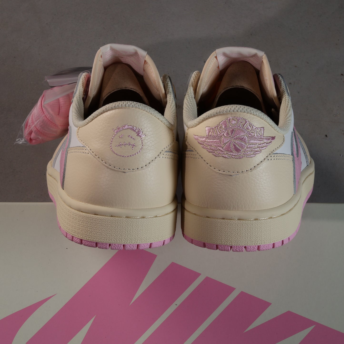Nike Air Jordan 1 Retro Low OG SP Travis Scott Shy Pink