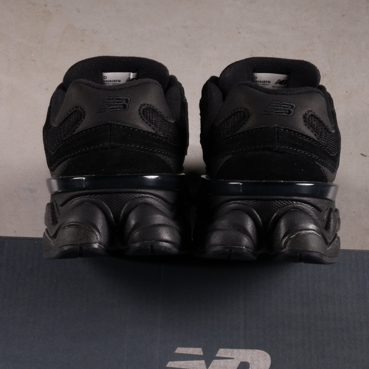 New Balance 9060 Dreifach Schwarzes Wildleder