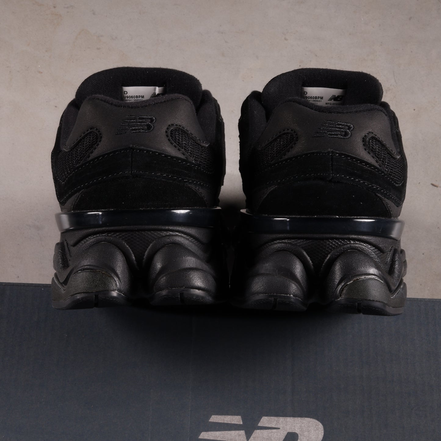 New Balance 9060 Dreifach Schwarzes Wildleder