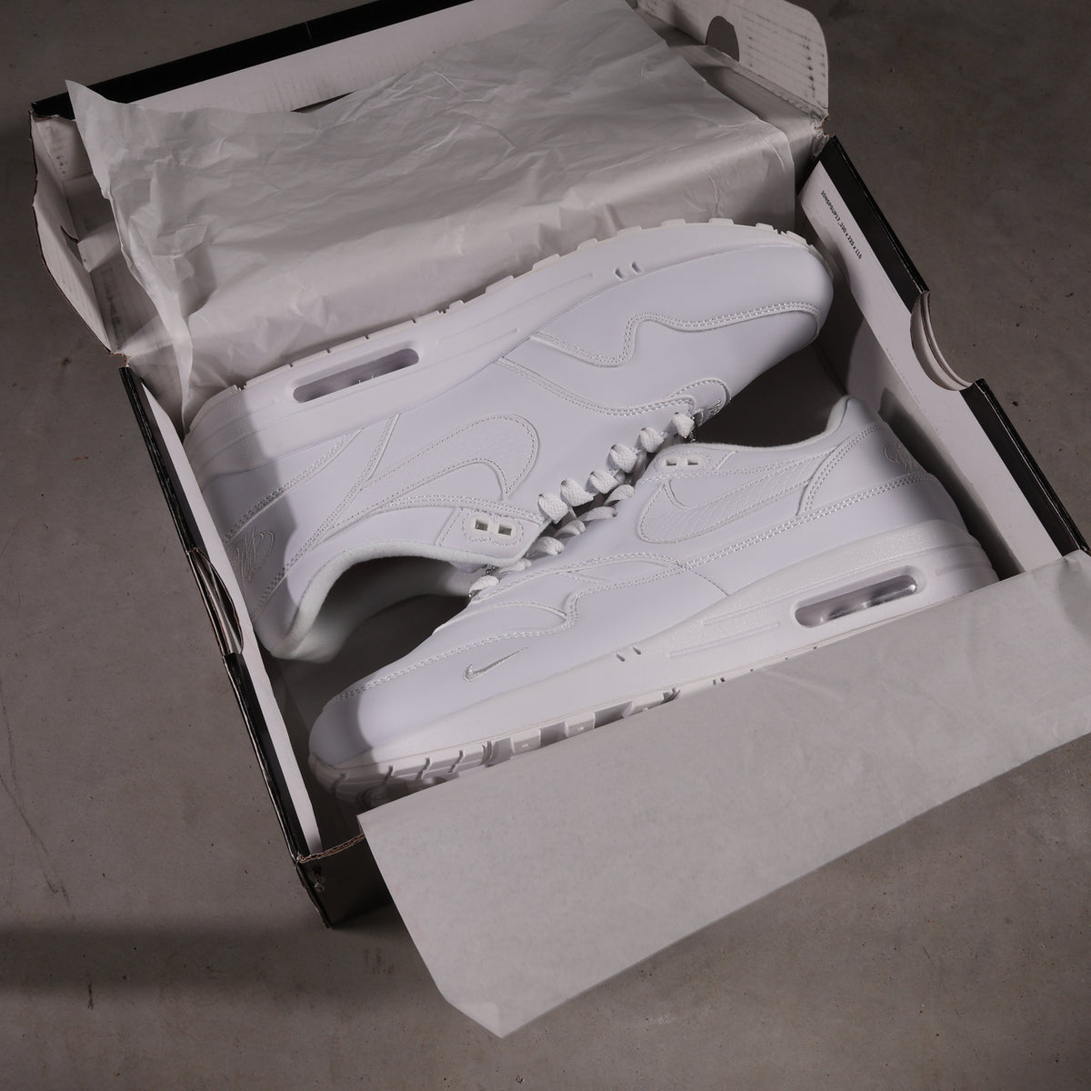 Supreme X Nike Air Max 1 87 Triple White