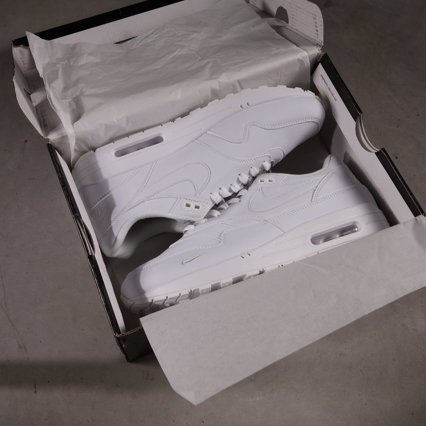 Supreme X Nike Air Max 1 87 Triple White