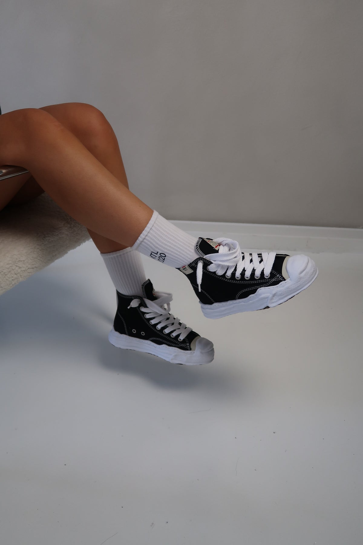 Maison Mihara Yasuhiro Hank OG Sole Canvas Hi Schwarz Weiß