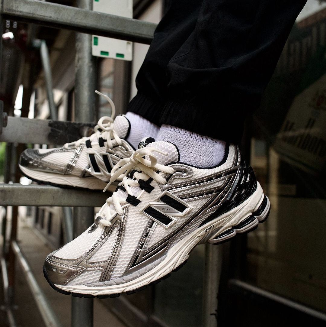 New Balance 1906R Silber Schwarz