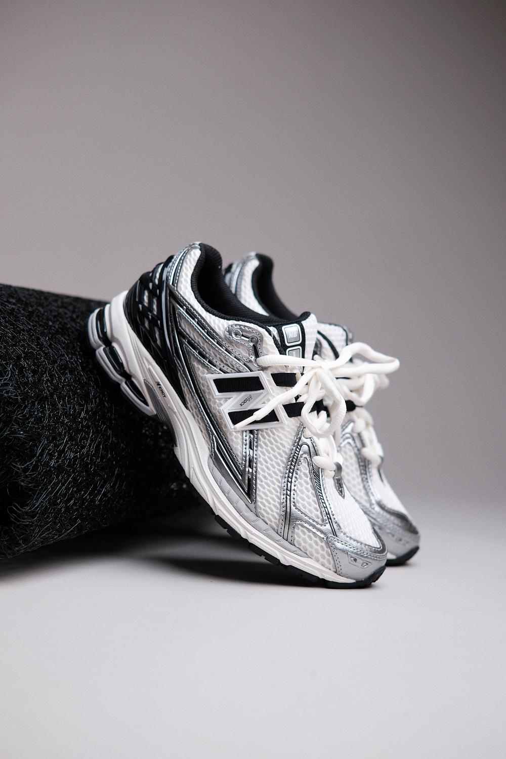 New Balance 1906R Silber Schwarz