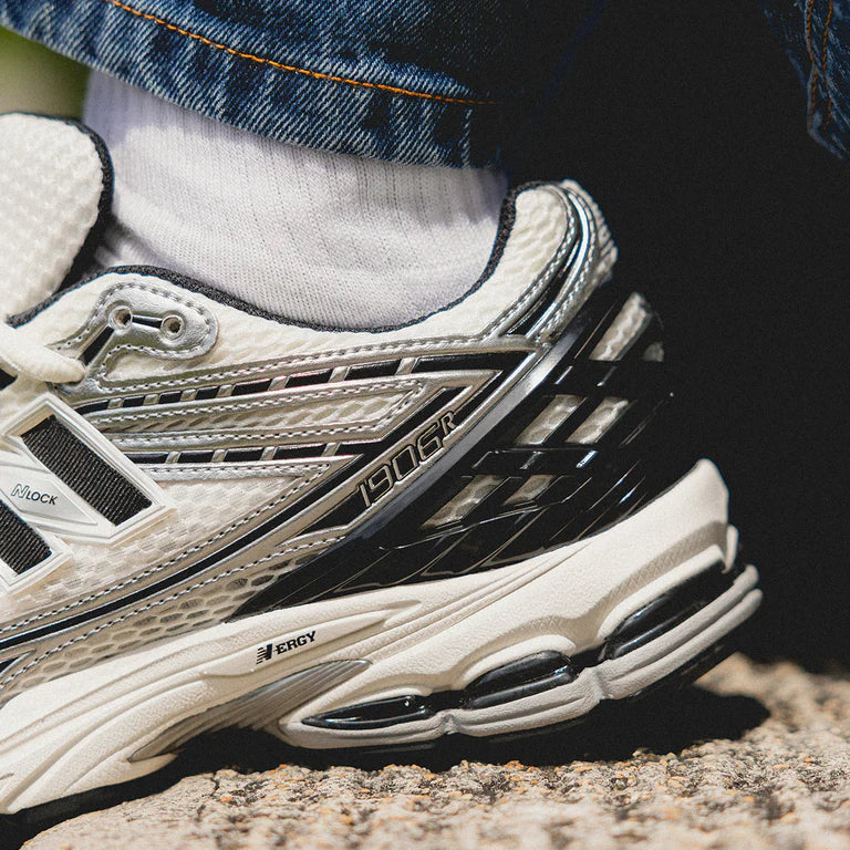 New Balance 1906R Silber Schwarz