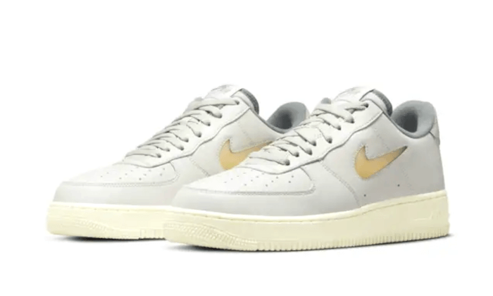 Nike Air Force 1 Low Light Bone und Coconut Milk