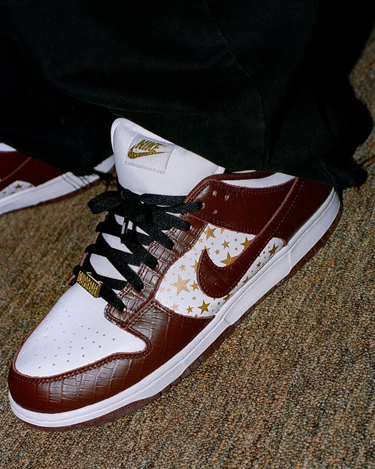 Nike SB Dunk Low Supreme Stars Barkroot Braun