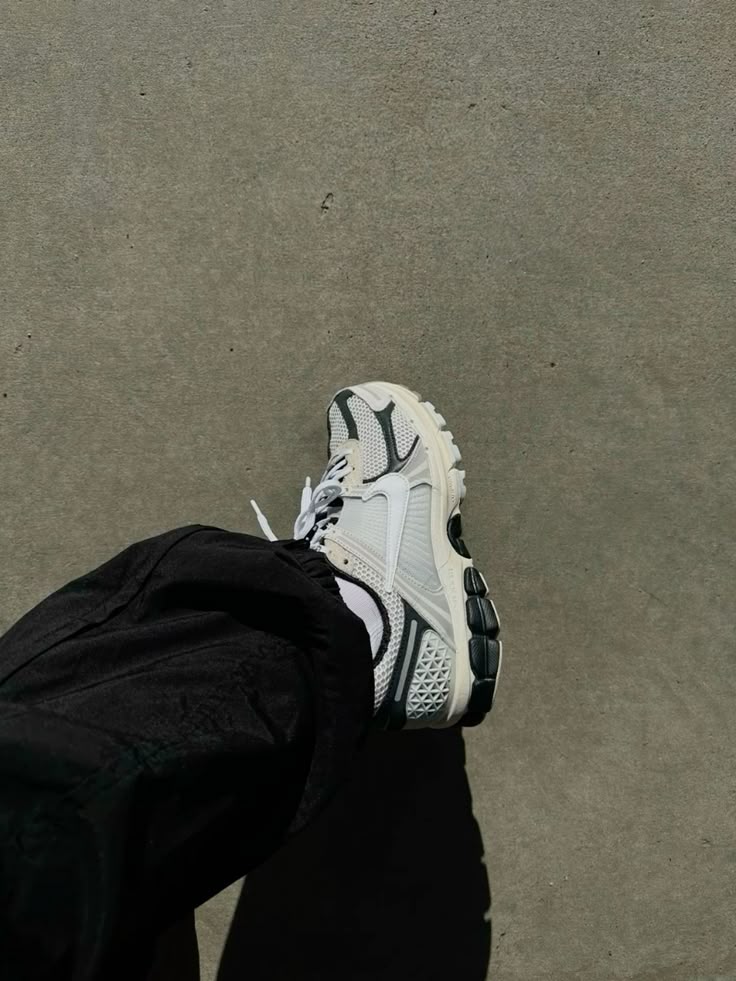 Nike Zoom Vomero 5 Supersonic Hellknochenschwarz